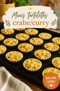 Minis tartelettes crabe et curry présentées sur une assiette élégante