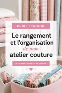 Un atelier de couture lumineux et bien organisé avec des rangements pratiques.