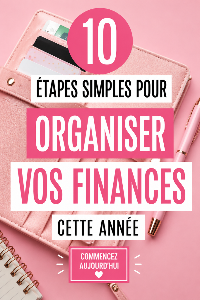 Une femme souriante tenant un carnet avec ses finances personnelles, illustrant l'organisation financière