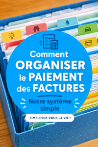 Femme souriante organisant ses factures sur une table.