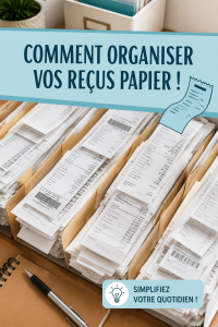 Une femme organise ses reçus papier sur une table, souriante et détendue.