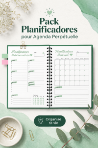 Une femme souriante qui utilise un planificateur dans son agenda perpétuel