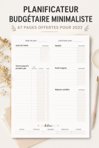 Femme écrivant sur un planner budget minimaliste sur une table en bois