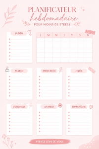 Un planner hebdomadaire sur une table en bois, entouré de stylos et de tasses de café, symbolisant l'organisation sans stress.