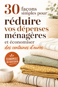 Femme souriante prenant des notes sur ses astuces économiques chez elle