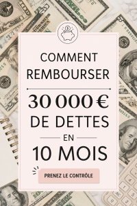 Femme heureuse utilisant un carnet pour gérer ses finances et rembourser ses dettes.
