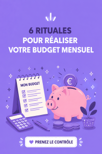 Femme souriante tenant un budget dans un carnet pour gérer ses finances personnelles.