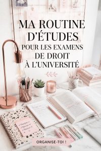 Femme étudiant avec des livres de droit et un ordinateur, se préparant pour des examens.