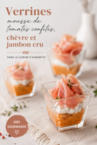 Verrines de tomates confites garnies de fromage de chèvre et de jambon cru, prêtes à être servies.