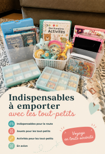 Une famille heureuse préparant leurs bagages pour un voyage avec un jeune enfant.