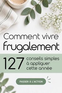 Une femme souriante consultent ses finances avec un ordinateur et un carnet, symbolisant l'éducation financière.