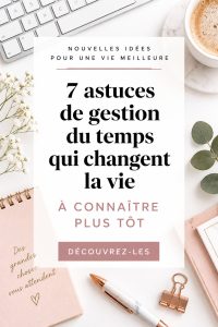 Femme d'âge moyen utilisant une application de gestion du temps sur une tablette.