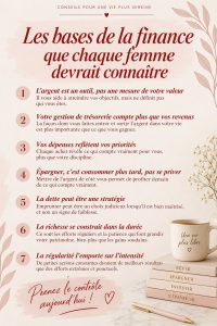 Femme souriante consultant ses finances personnelles avec un carnet et un stylo.