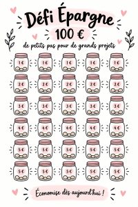 Femme souriante tenant un carnet de suivi des défis d'épargne, illustrant des habitudes financières positives.