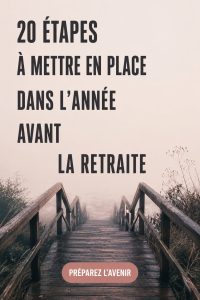 Une femme souriante réfléchissant à sa retraite avec un carnet de notes.