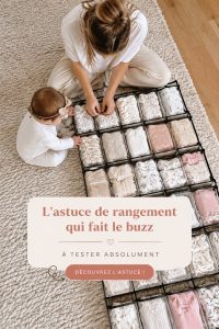 Illustration d'une valise bien rangée avec des vêtements pliés de manière efficace pour optimiser l'espace.