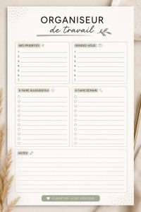 Un bureau bien organisé avec un planner ouvert, divers outils de travail et une tasse de café.