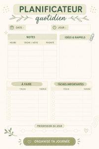 Un planner quotidien coloré sur un bureau, avec des stylos et des notes.