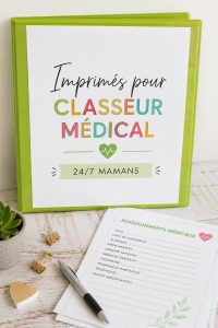 Femme consultant des modèles d'impression pour la gestion de son budget personnel.