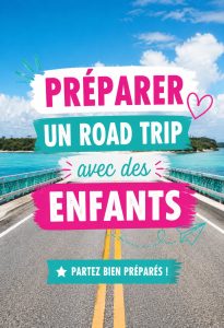 Une famille souriante en voiture prête pour un road trip, les enfants entourés de bagages bien organisés.