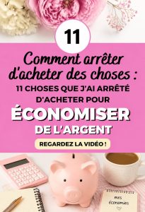 Femme tenant un carnet de notes pour suivre ses dépenses, elle sourit à l'idée de mieux gérer son budget.