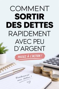 Femme souriante examinant ses finances et ses stratégies pour sortir des dettes.